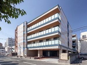 4階建て建物の外観