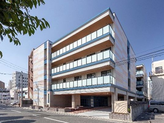 4階建て建物の外観