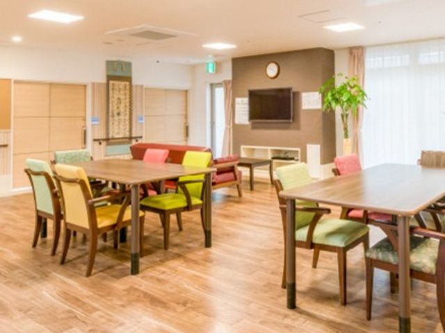 集いと憩いのラウンジ ラウンジ 色とりどりの椅子が並ぶ広々とした空間で、自由にくつろげるラウンジです。大型テレビも備えています。