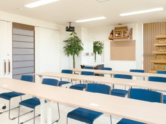 自然光差し込む会議室