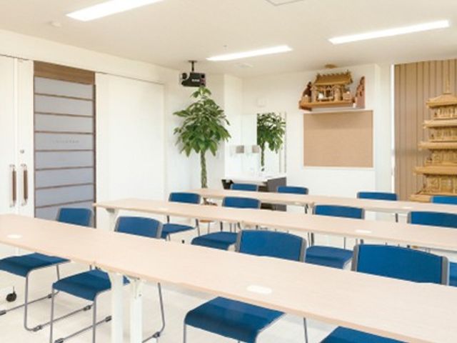 自然光差し込む会議室 多目的室 広々とした明るい多目的室です。会議やレクリエーションに適した空間になっています。
