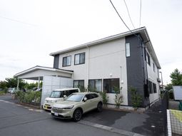 白と黒の建物と車
