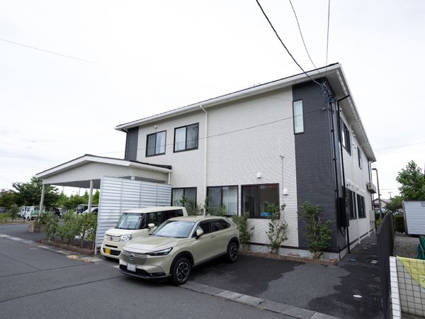 白と黒の建物と車