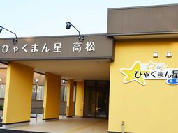 明るい色の建物入口