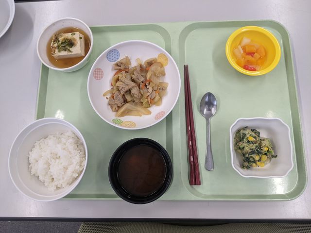 健康的な食事の例 食堂 栄養バランスの良い食事が提供される食堂では、健康的な食生活が支援されています。