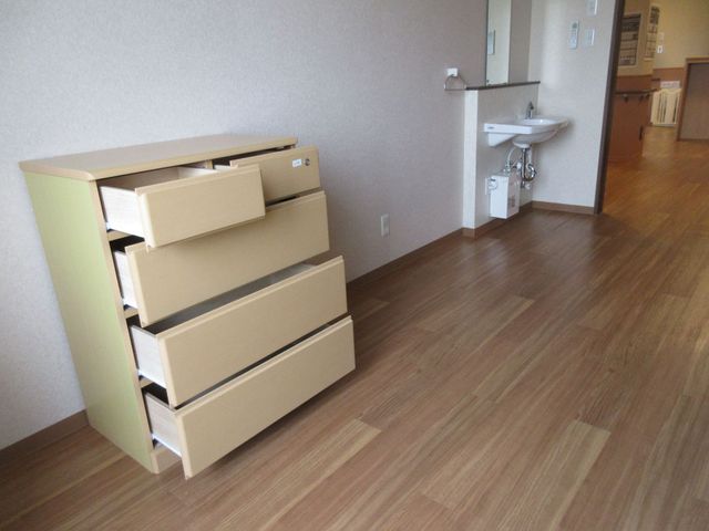 居室の引き出し 居室 自然光が差し込む快適な空間で、収納が充実しています。働きやすい環境が整っています。
