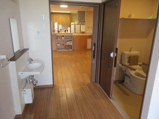 明るい居室 居室 広々とした部屋の中には、光が差し込み明るく快適な環境が整っています。