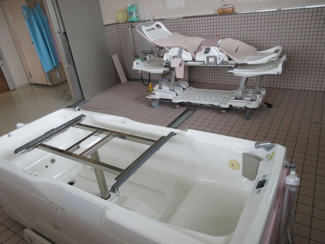 介助用設備の浴室 浴室   専門的な設備が整う空間です。入浴をサポートする最新の機器があり、安全に配慮されています。