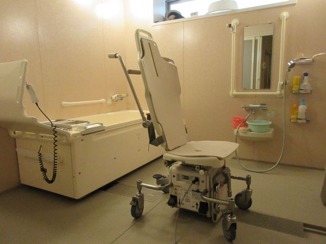 機能的な浴室 浴室 使いやすく設計された浴室です。快適に介助が可能な設備が整っています。