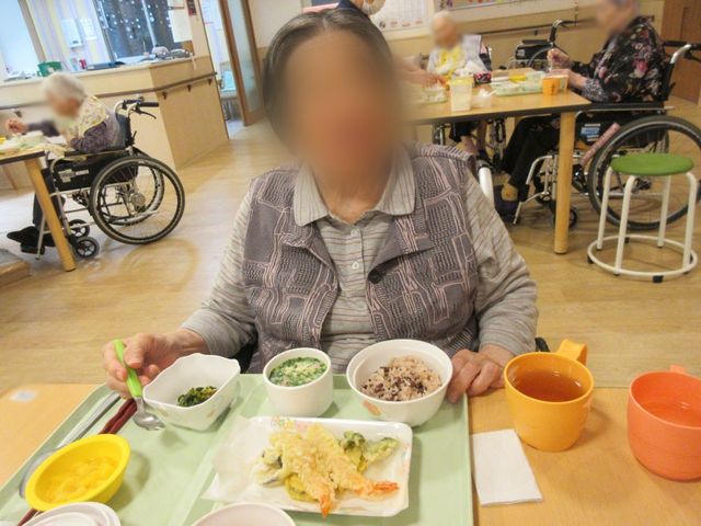 食事を楽しむ様子 食堂 テーブルで食事を楽しむ利用者の方々が落ち着いたひとときを過ごしています。
