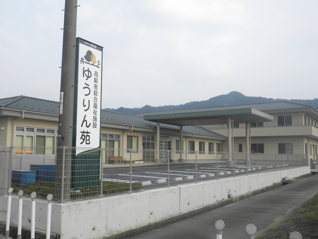 介護施設の外観 外観 穏やかな環境に囲まれた外観は、アットホームな雰囲気が感じられます。施設の看板が見やすく設置されています。