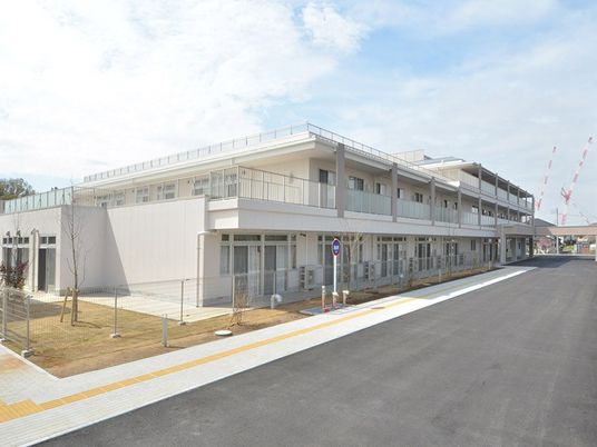 明るい外観の建物  