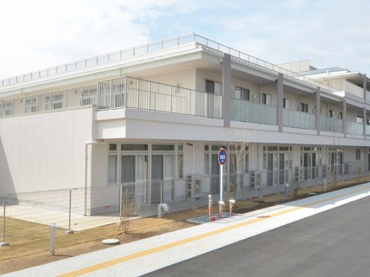 明るい建物外観  