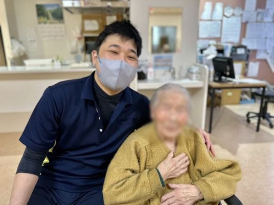 笑顔のスタッフと利用者