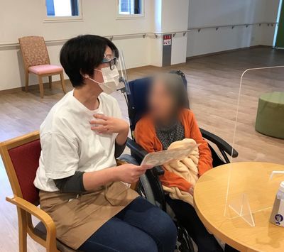 スタッフと利用者の様子
