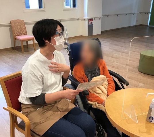 スタッフと利用者の様子