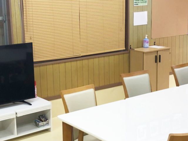 自然光が入る会議室 多目的室 明るい自然光が差し込む広々としたスペースです。ミーティングや各種活動に最適です。
