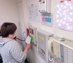 防災設備とスタッフの様子