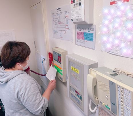 防災設備とスタッフの様子