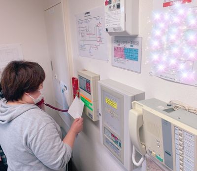 防災設備とスタッフの様子