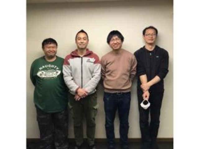 スタッフ集合の様子 スタッフイメージ スタッフが集まり、和やかな雰囲気で過ごしています。介護現場でのチームワークの様子が伺えます。