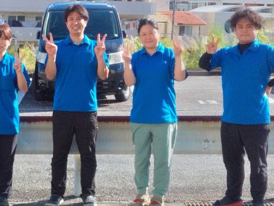屋外で並ぶスタッフの様子  