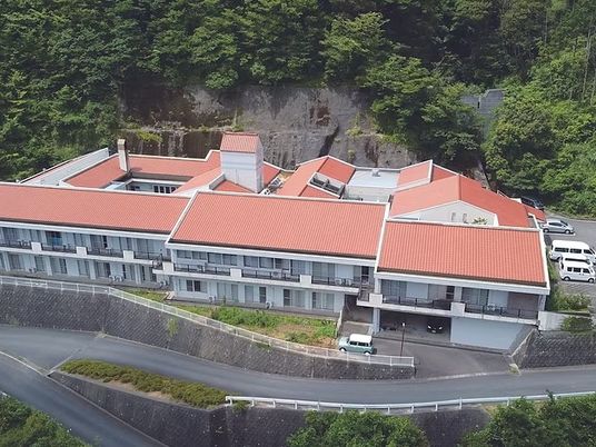 山あいの建物外観  