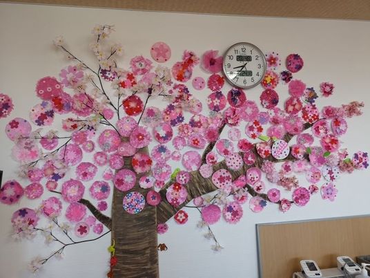 桜の壁飾りがある廊下  