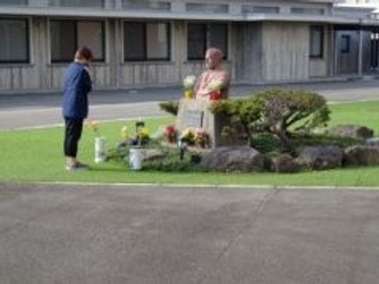 庭で会話する二人  
