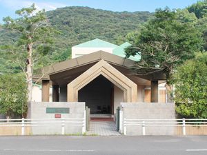 山を背にした施設外観  