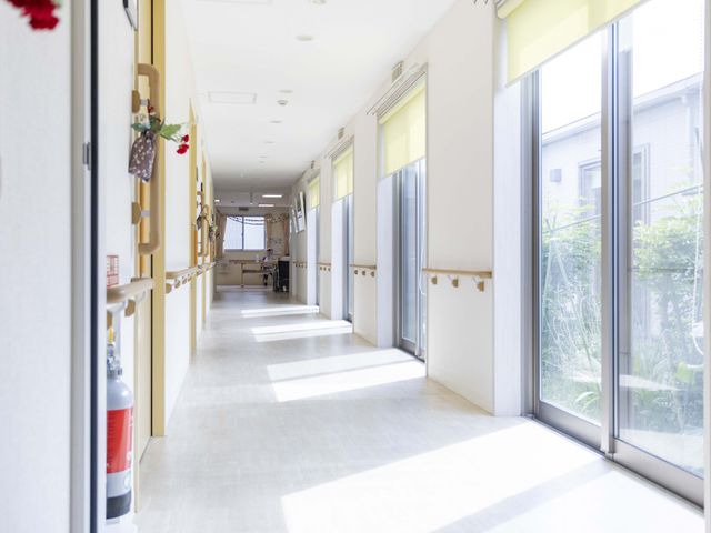 光が差し込む廊下 廊下 自然光がたっぷりと注ぎ込む明るい廊下です。利用者が安心して移動できるよう、手すりも備えられています。