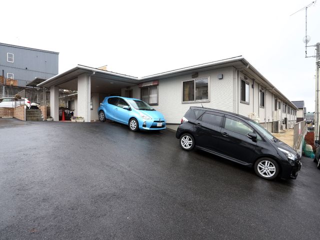 清潔感のある外観の施設 外観 ゆとりある駐車スペースが確保された施設外観です。アクセスしやすい立地が、毎日の通勤にも安心を与えます。