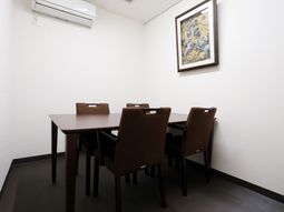 会議室のテーブルと椅子