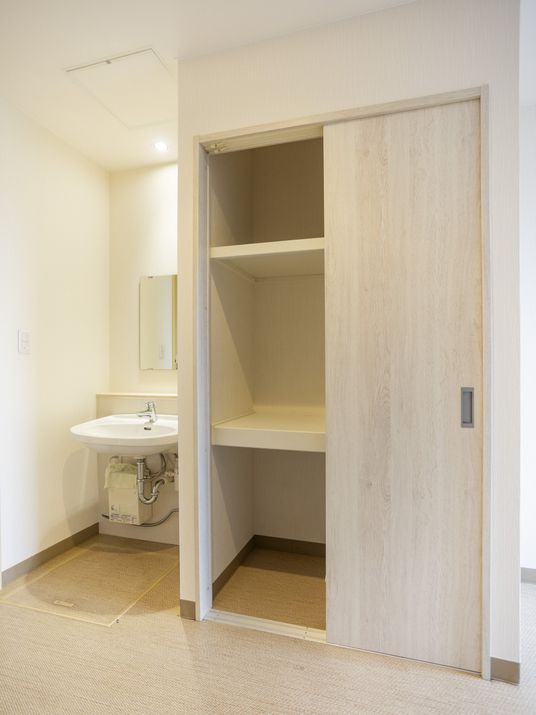 洗面台とクローゼットの居室