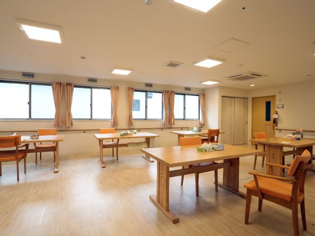 明るい広々としたダイニング 食堂 ゆとりあるダイニングでリラックスした時間を過ごせます。天井の高い開放的な空間で、住み心地の良さを感じられるでしょう。