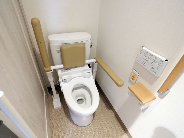 バリアフリートイレ トイレ 安全を配慮した手すり完備のトイレです。利便性を高める多機能操作パネルも備えております。