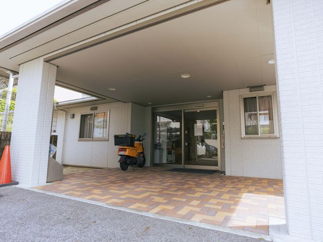 開放感ある入口 エントランス 広々としたエントランスは車両の乗り入れもしやすく、来訪者を心地よく迎えます。