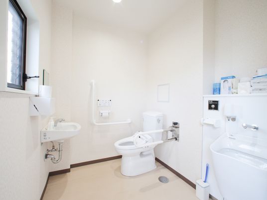 広く清潔感のあるトイレは窓も設置されている。手すりが2か所付けられ角度調節もできるので、移動に不自由なかたも利用しやすい。