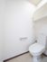 白く清潔なトイレである。上棚、ペーパーホルダーは2個並びのタイプが設置されている。コンパクトで広く感じる。
