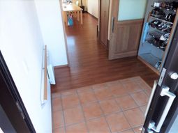 明るい通路と部屋の入り口