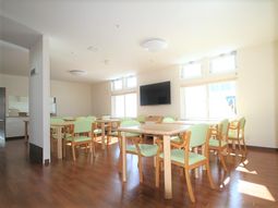 明るい共有ダイニング