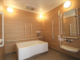 バリアフリーの明るい浴室