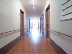 明るい空間の廊下