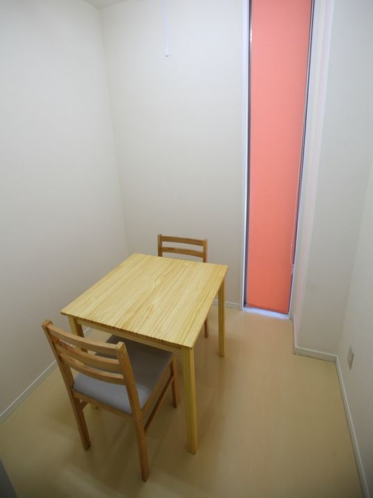 シンプルな個室のダイニングセット
