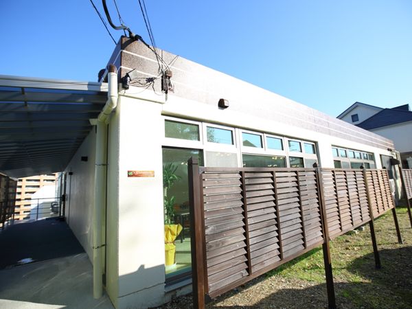 明るい日差しのエントランス