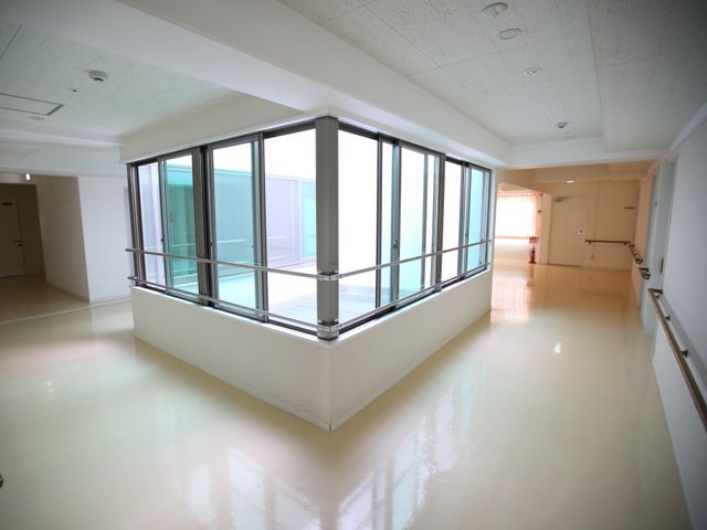 明るく広い廊下の角