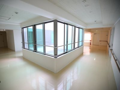 明るく広い廊下の角