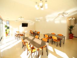 日差し映える明るい食堂