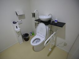 バリアフリーのトイレ空間