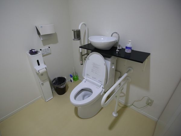 バリアフリーのトイレ空間